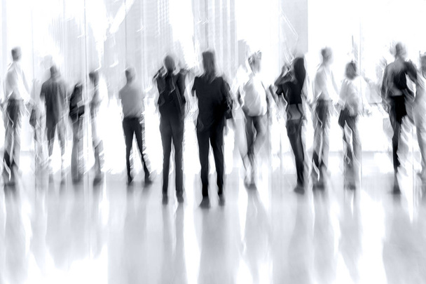 groupe de personnes dans le lobby centre d'affaires en bleu monochrome
  - Photo, image
