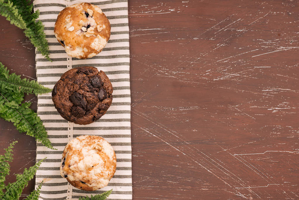 Verse verschillende zelfgemaakte muffins op tafel met kopie ruimte - Foto, afbeelding