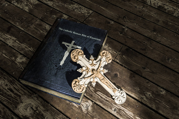 Exorzismus-Buch auf Holzboden - Foto, Bild