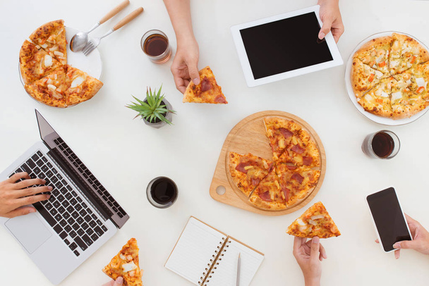 Déjeuner et concept de personnes. Bonne équipe d'affaires manger de la pizza au bureau
 - Photo, image
