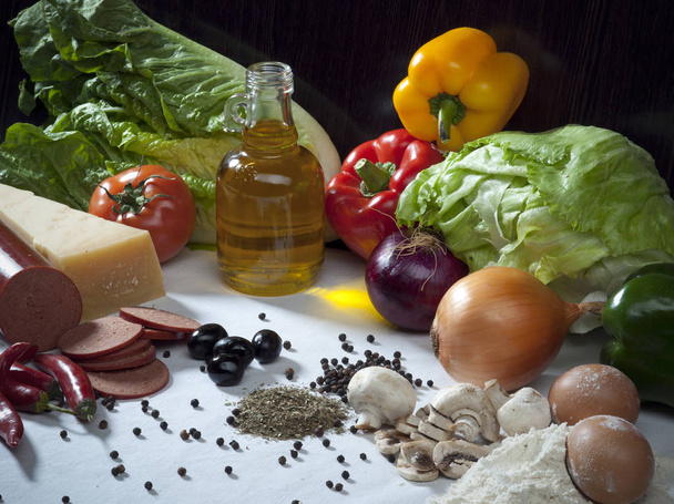 Σύνθεση νεκρή λαχανικά με κρέας, τυρί, αυγά, μπαχαρικά, ελαιόλαδο και άλλα συστατικά τροφίμων - Φωτογραφία, εικόνα