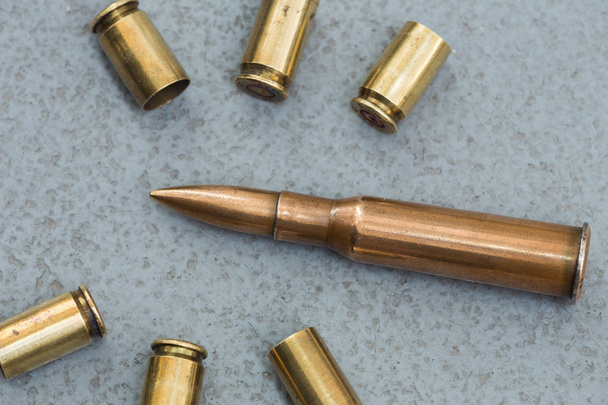 cartridges en schalen van verschillende soorten wapens - Foto, afbeelding