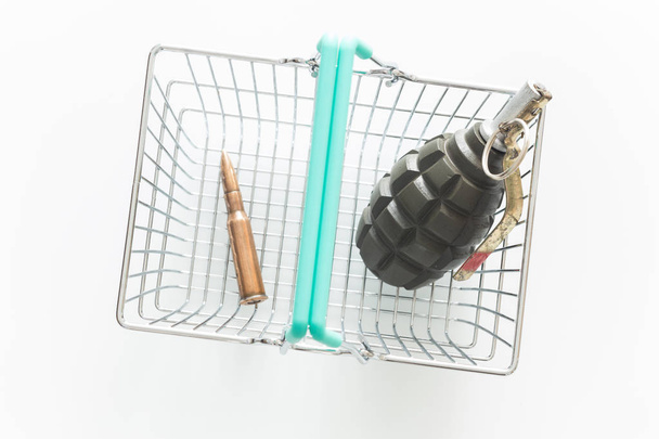 武器貿易、手榴弾、ショッピング バスケット コンセプト - 写真・画像