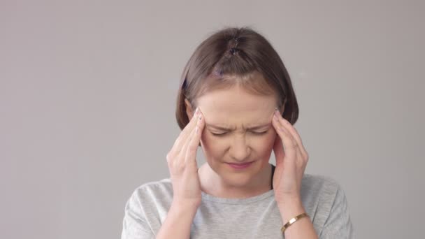 mulher com dor de cabeça, tocando suas têmporas
 - Filmagem, Vídeo