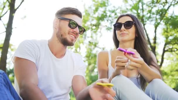 Mladý pár se baví s rukou číselník v parku. Letní lifestyle koncept - Záběry, video