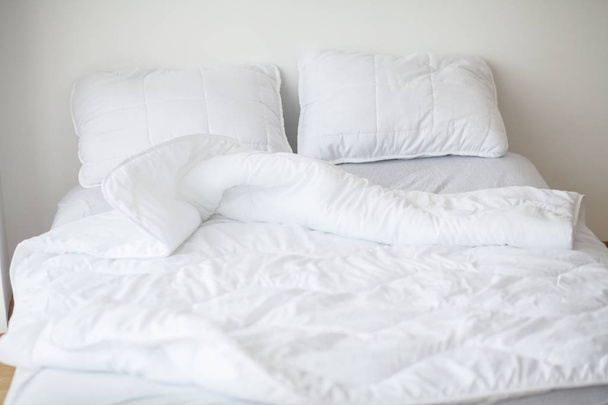 Минималистический интерьер белой спальни
 - Фото, изображение