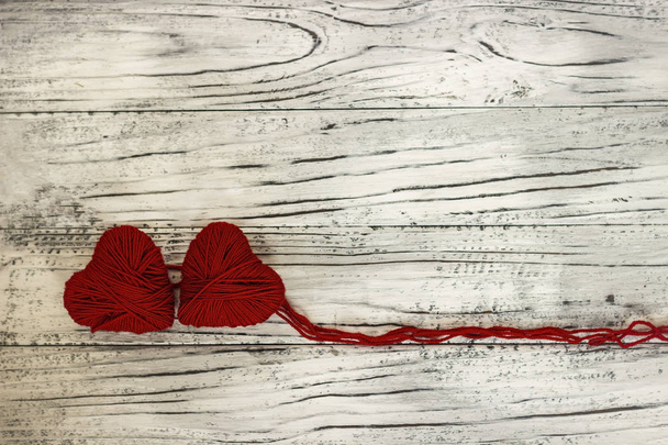Corazón en forma de una cadena de hilos de los que un sudor rojo
 - Foto, Imagen