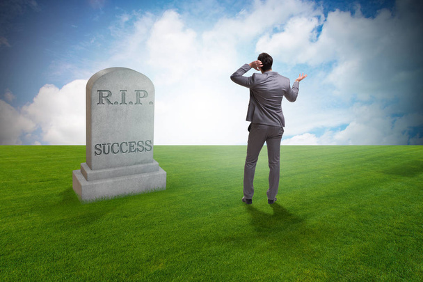 Biznesmen opłakujący śmierć sukcesu - Zdjęcie, obraz