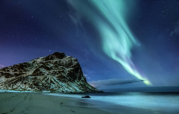 Işık dağlar ve okyanus altında Kuzey. Norveç'te güzel doğal peyzaj - Fotoğraf, Görsel