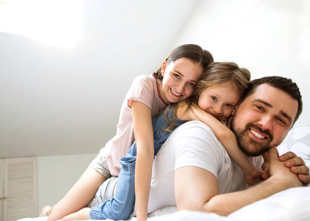 сім'я з дочкою розважається вдома, концепція щасливої сім'ї
. - Фото, зображення