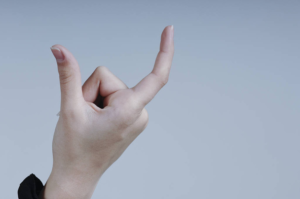 weibliche Hand hält isolierte Karte mit zwei Fingern - Foto, Bild