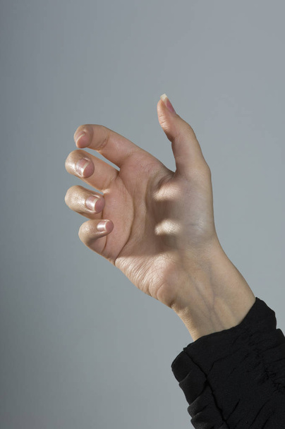 Κενό γυναικείο χέρι για τη διάθεση απομονωθεί το κινητό τηλέφωνο - Φωτογραφία, εικόνα