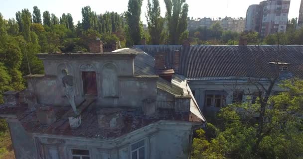 Vista aérea: Antigua estatua rota en el techo del edificio en ruinas
 - Imágenes, Vídeo