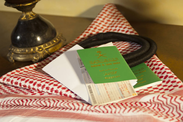 Arabii Saudyjskiej paszport, bilet i pieniądze Martwa natura z Arabii Saudyjskiej Shumagh - Zdjęcie, obraz