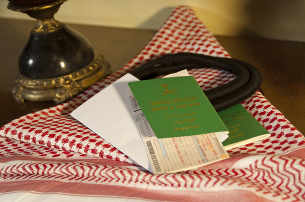 Suudi pasaport, Bilet ve para natürmort Suudi Shumagh ile - Fotoğraf, Görsel