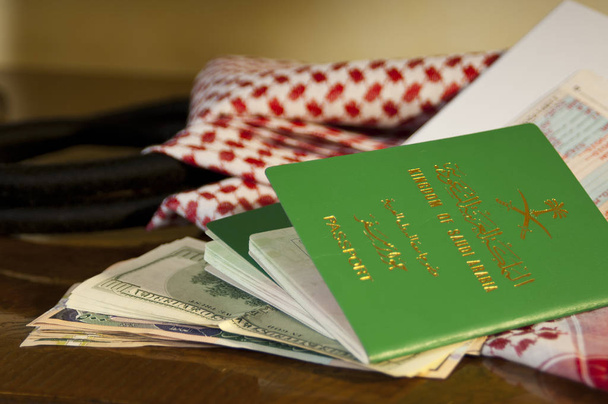 サウジアラビアのパスポート、チケットやお金のある静物サウジアラビア Shumagh - 写真・画像