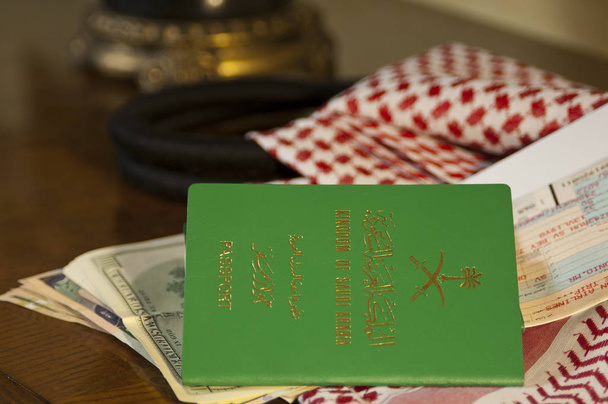 Saudi-Arabian passi, lippu ja raha Asetelma Saudi Shumagh
 - Valokuva, kuva
