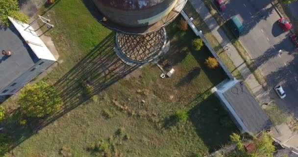 Αεροφωτογραφία του μια παλιά μεταλλικό νερό Shukhov πύργος στην Mykolayiv, Ουκρανία - Πλάνα, βίντεο