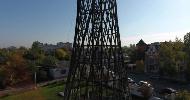 Vista aérea y lateral de una antigua torre Shukhov de agua metálica en Mykolayiv, Ucrania
 - Metraje, vídeo