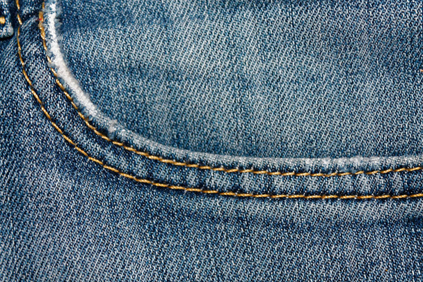 Close-up van verouderde blue jeans zak Denim textuur, macro achtergrond voor website of mobiele apparaten - Foto, afbeelding