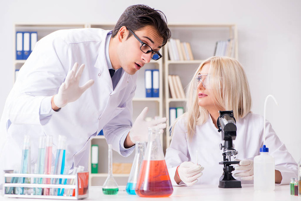 Two chemists having discussion in lab - 写真・画像