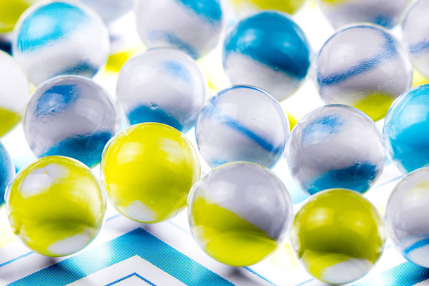 Bolas de gel de água azul e amarela. Macro foto, pode ser usado tanto para publicidade ou cosméticos e para a medicina. Contexto abstrato
. - Foto, Imagem