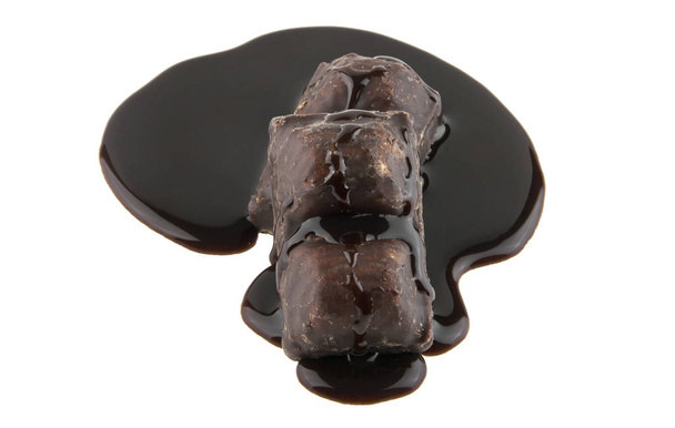 bonbons au chocolat dans du chocolat liquide isolé sur fond blanc
 - Photo, image
