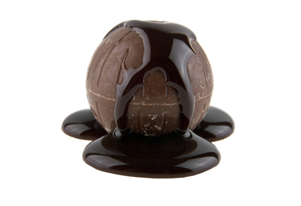 chocolate doce em chocolate líquido isolado no fundo branco
 - Foto, Imagem