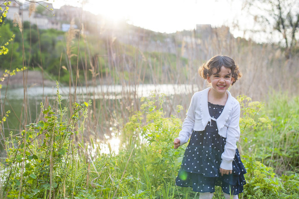 klein meisje poseren in het park - Foto, afbeelding
