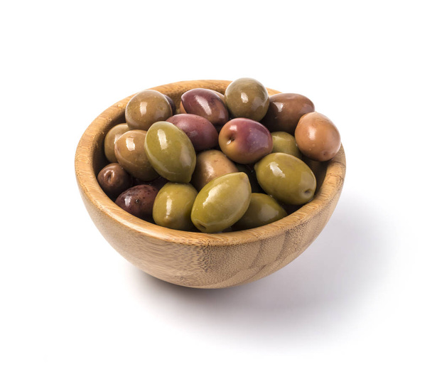 зеленые оливки на деревянной чаше
 - Фото, изображение