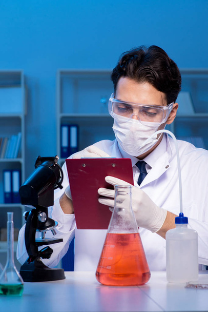 Chemistry assistant working in the chemical lab - Foto, Bild
