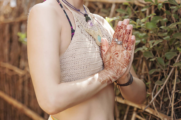 Kadının Namaste mudra yapması - Fotoğraf, Görsel
