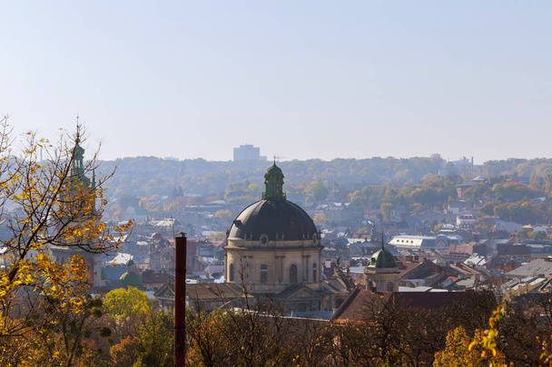L 'viv. Ucrânia Ocidental. 08. 07. Em 2017. Panorama de monumentos arquitetônicos de regiões históricas da cidade de Lviv da altura do mais alto
 - Foto, Imagem