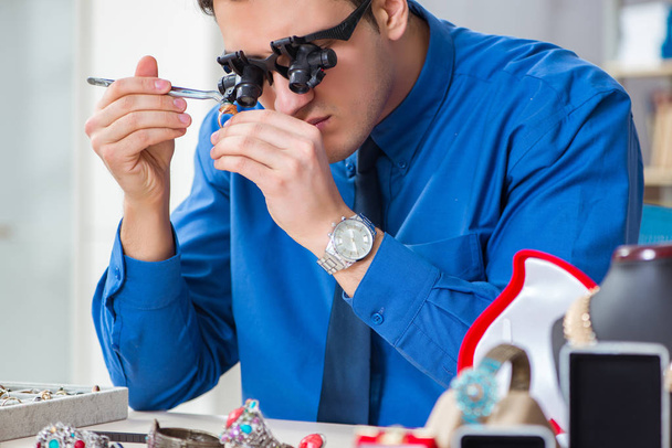 Šperkař pracující s luxusními šperky v dílně - Fotografie, Obrázek