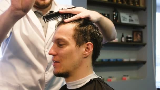 Coiffeur fait homme iroquois dans le salon de coiffure
 - Séquence, vidéo