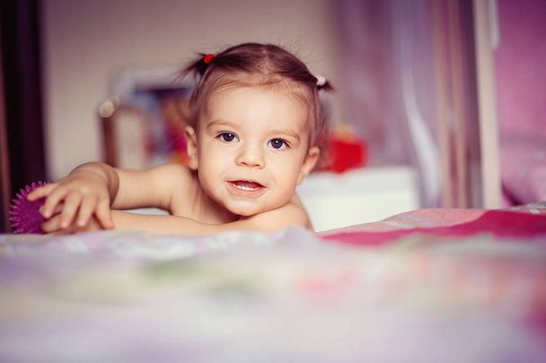 Adorable girl on the bed - Foto, Imagen