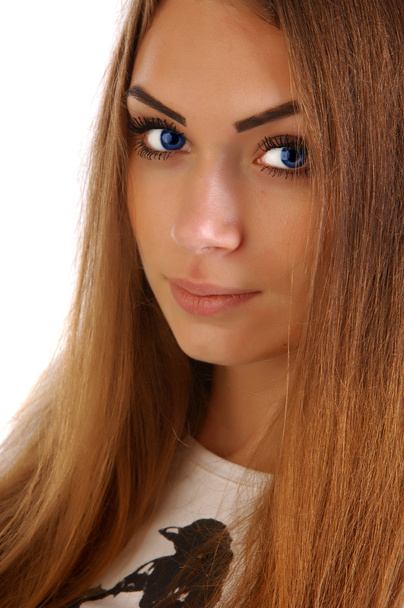 Portrait de belle jeune femme aux longs cheveux raides bruns posant isolés sur fond blanc
 - Photo, image