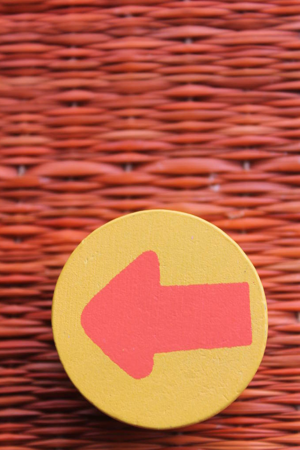 Tradizionale stile thai natura sfondo di marrone tessitura artigianale superficie di vimini per mobili materiale con freccia rossa in cerchio giallo
 - Foto, immagini