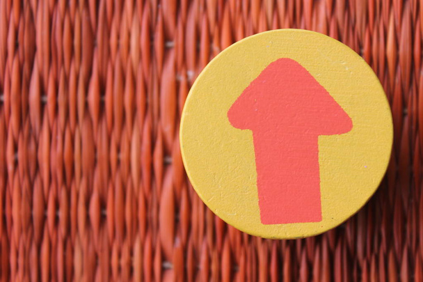 Tradiční thajské stylu přírodní pozadí hnědé řemesla tkát texturovaný povrch Proutěný nábytek materiál s červenou šipkou ve žlutém kroužku - Fotografie, Obrázek