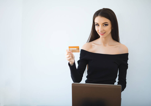 Femme utilisant une carte bancaire et un ordinateur portable
 - Photo, image