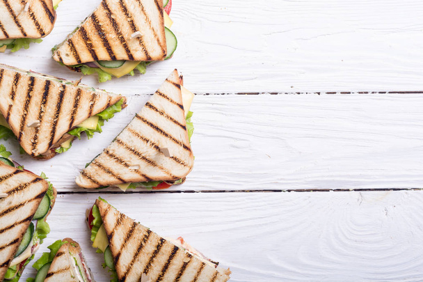 Club sandwich with tomatoes , cucumber , ham and cheese - Foto, imagen