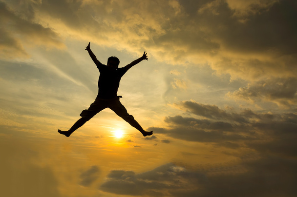 Силуэт человека, прыгающего во время заката
 - Фото, изображение