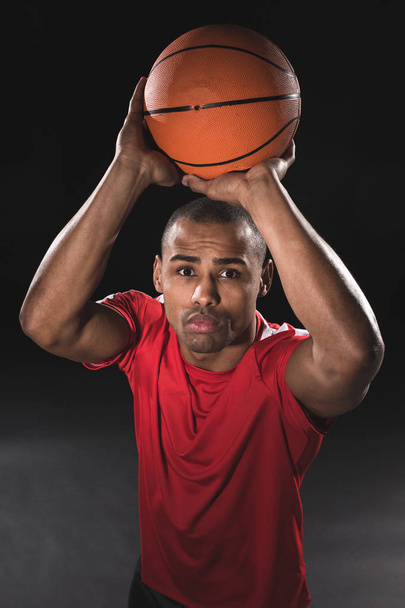 Young athletic man wanting to cast basketball - Φωτογραφία, εικόνα