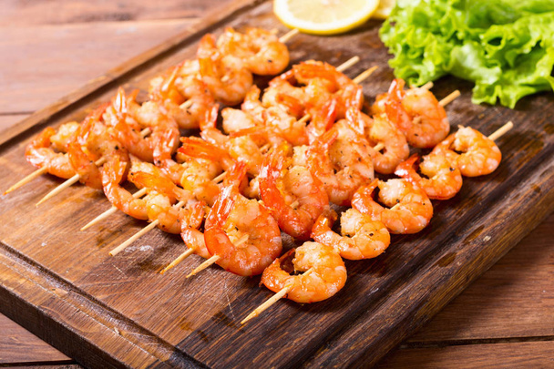grilled shrimps skewers - Foto, imagen