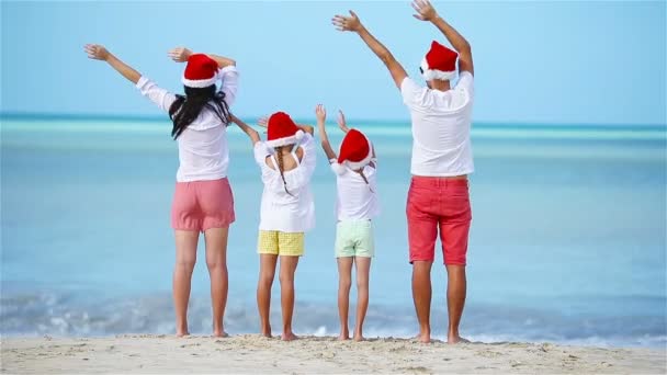 Ευτυχισμένη οικογένεια με δύο παιδιά στο Santa Hat για καλοκαιρινές διακοπές - Πλάνα, βίντεο