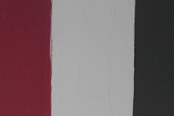 Pared con líneas grises - blancas - rojas, detalle de decoración en la ciudad, fondo texturizado
 - Foto, Imagen