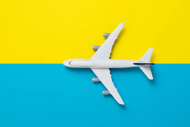 Miniatuur vliegtuig reizen thema - Foto, afbeelding