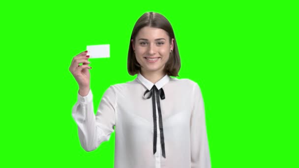 Χαριτωμένο νεαρή κοπέλα δείχνει κενό επαγγελματική κάρτα. - Πλάνα, βίντεο