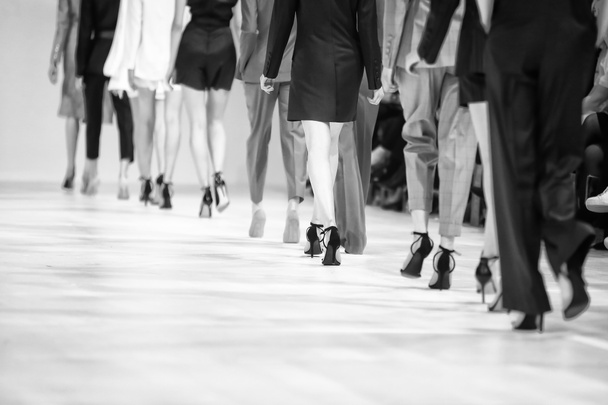 Detalhe da vista traseira alinhada modelos de moda pernas
 - Foto, Imagem