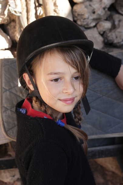 νεαρή κοπέλα στην οδήγηση κράνος - Φωτογραφία, εικόνα